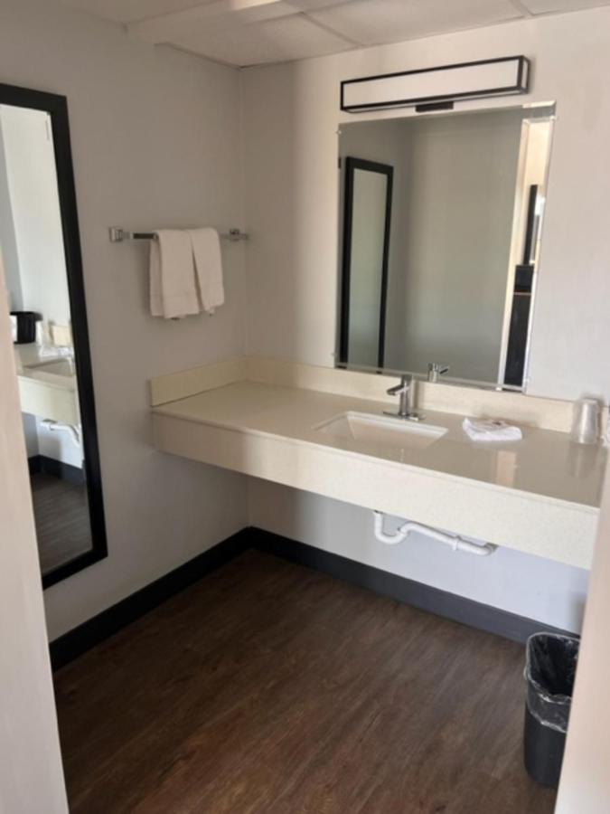 Dublin Inn And Suites Екстер'єр фото